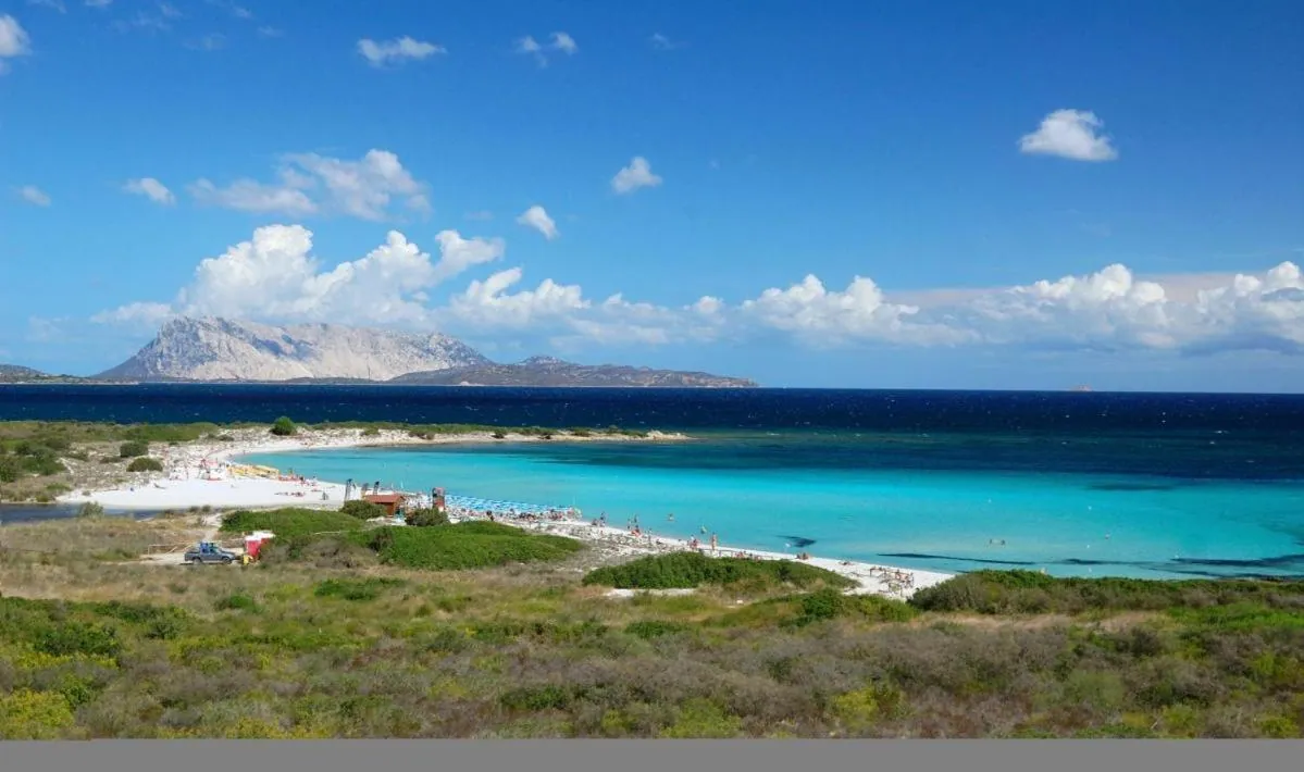 Spiaggia di San Teodoro con vista sull'isola di Tavolara e mare turchese