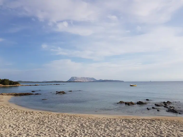 Spiaggia di Cala d'Ambra a San Teodoro con vista sull'isola di Tavolara
