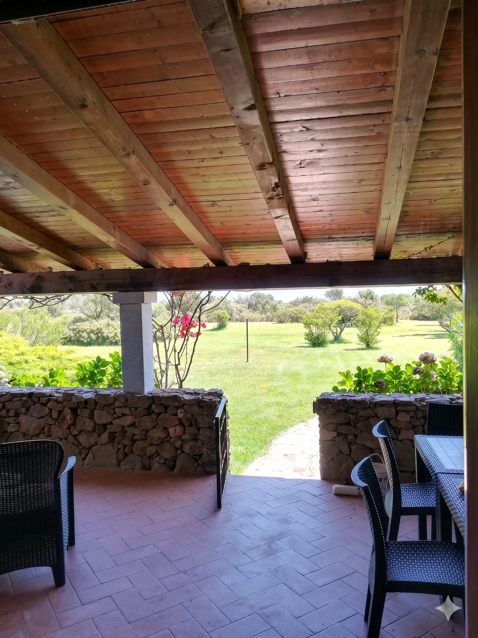 Veranda coperta dell'appartamento con vista sul giardino